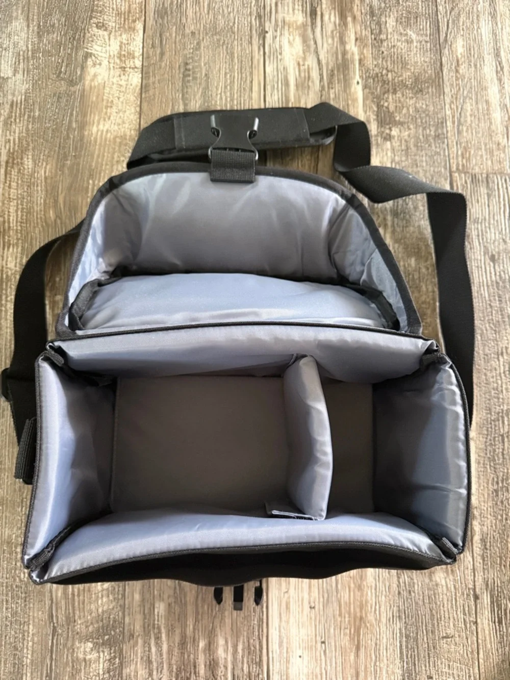 Canon EOS Shoulder Bag (Black) Camera 100ES